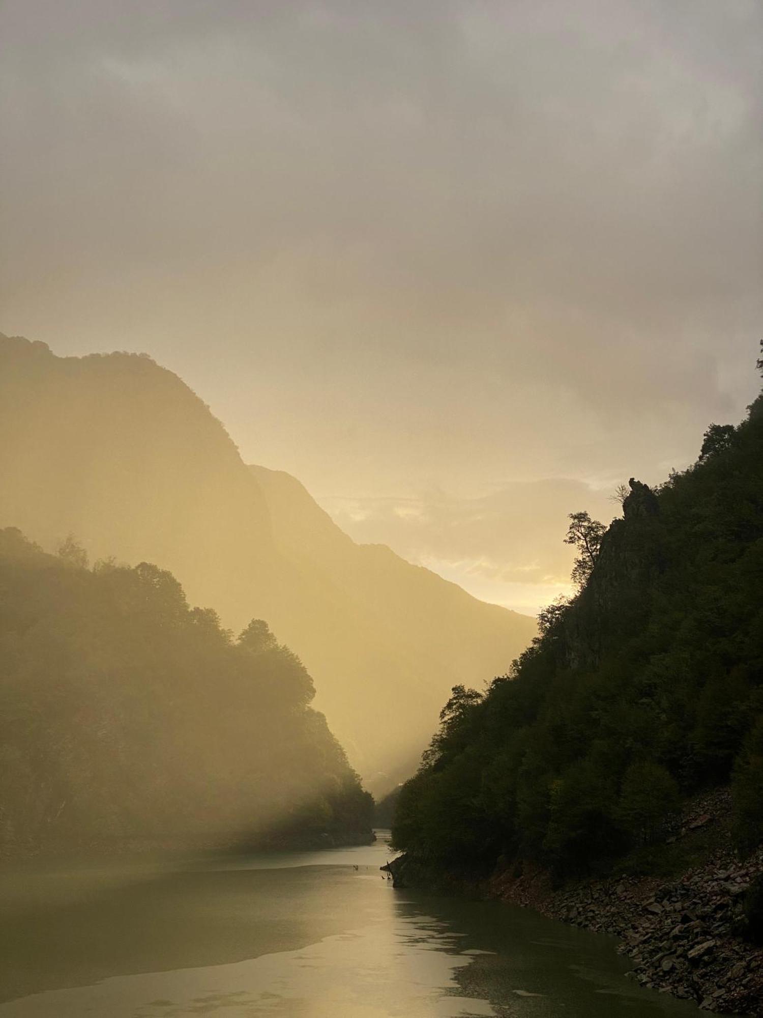 Riverside Komani Lake Exterior foto